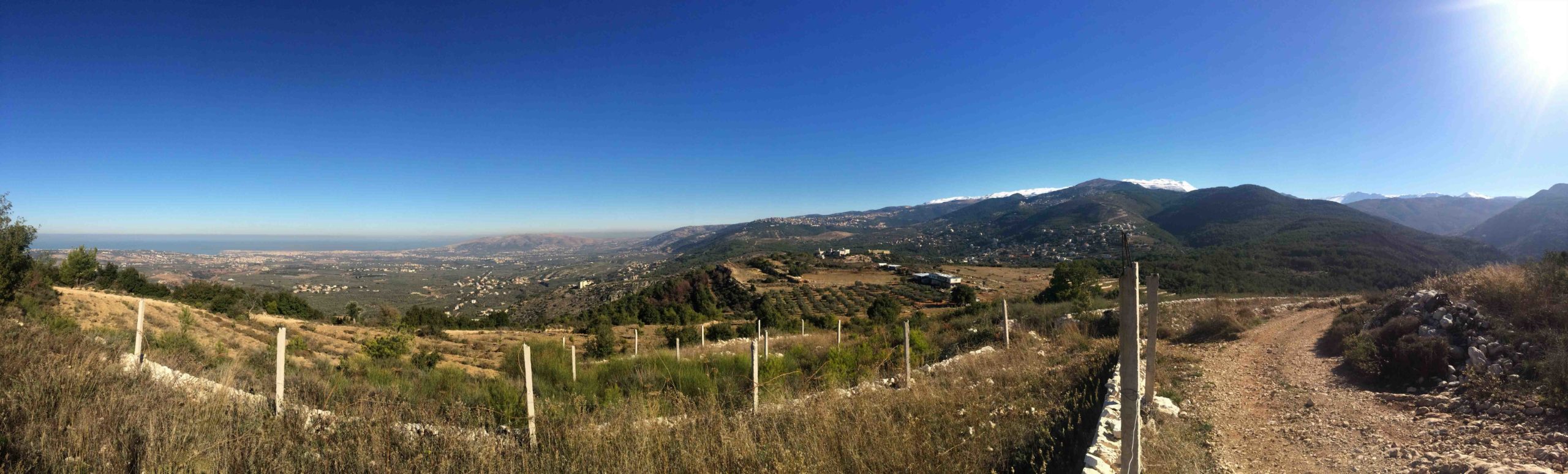 Le beau Liban entre mer et blanches montagnes