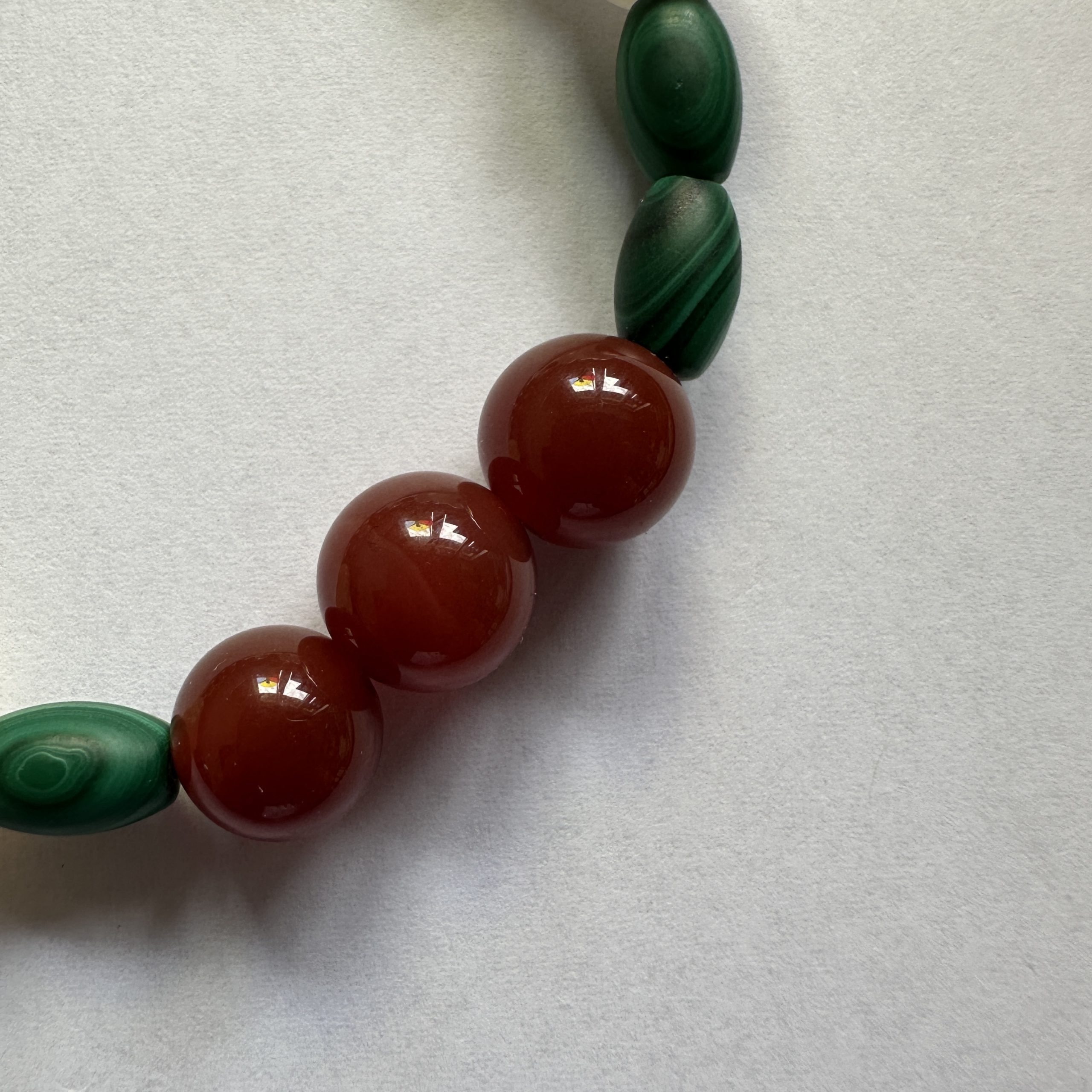 Prier avec les perles rouges des blessures